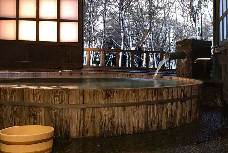 温泉旅館で妻と妻の知人と3pセックスした話